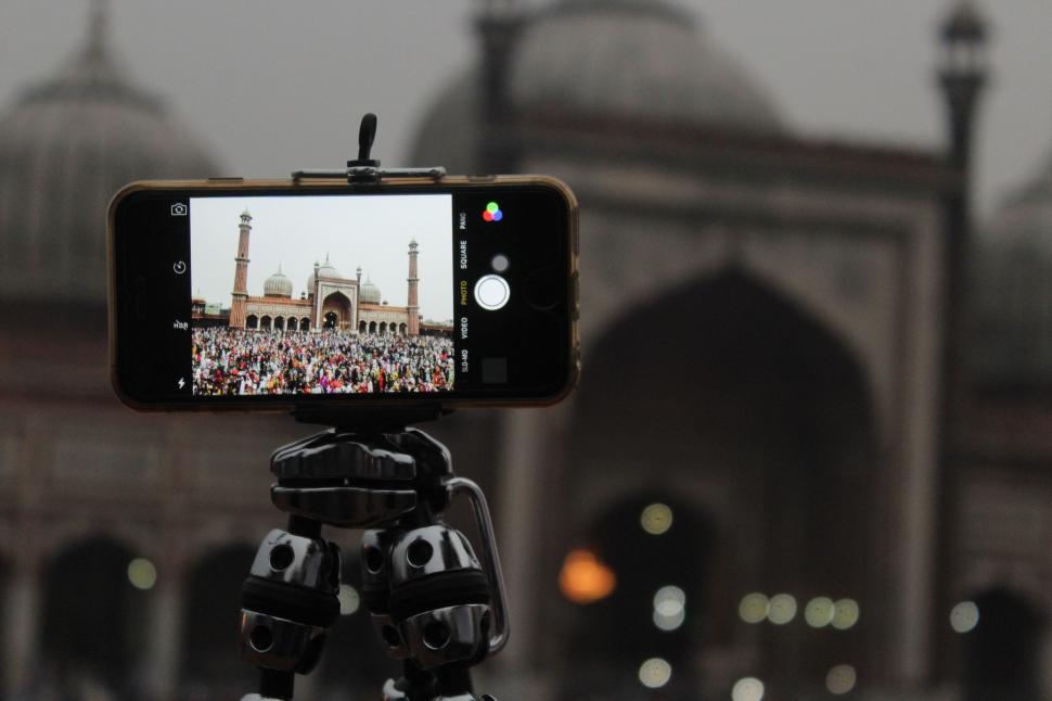 Free Image of Mobile Photography with tripod  