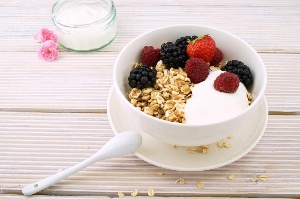 Free Image of Muesli with berries 