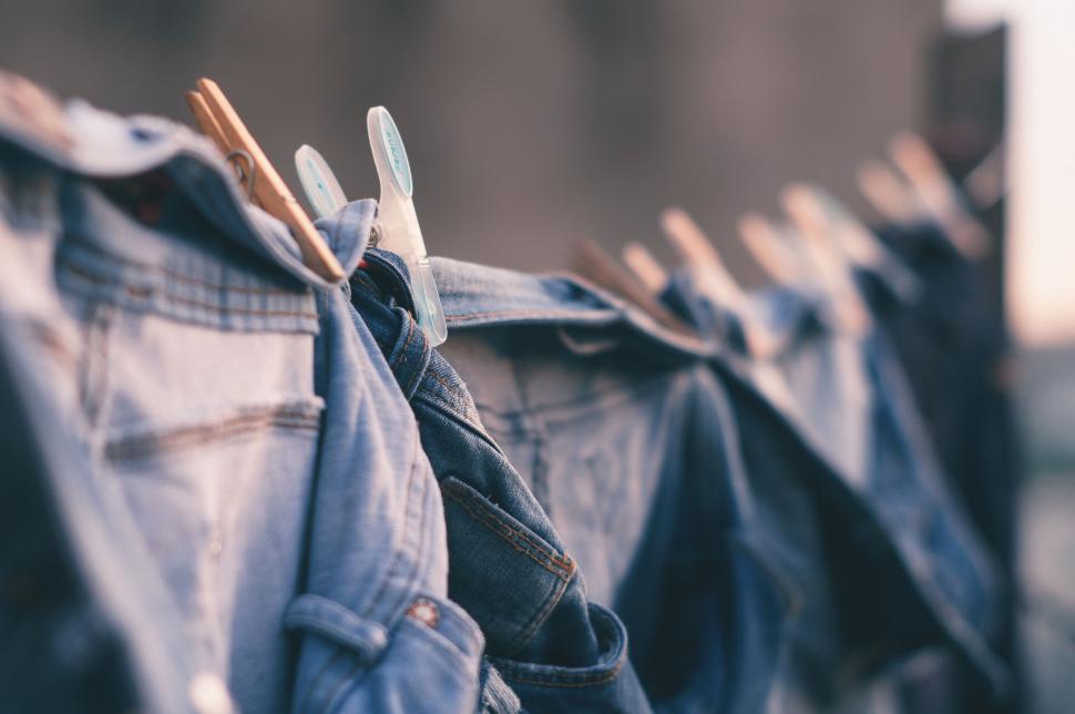 Free Image of Clothes and clothespins 