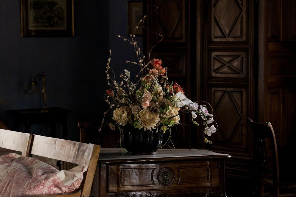 Free Image of Flower Vase on Table  