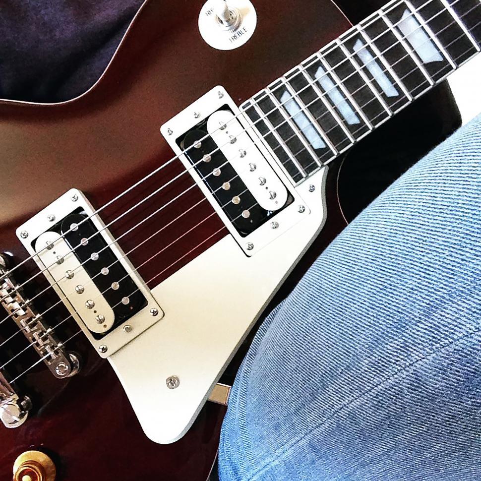 Free Image of Guitar Strings  