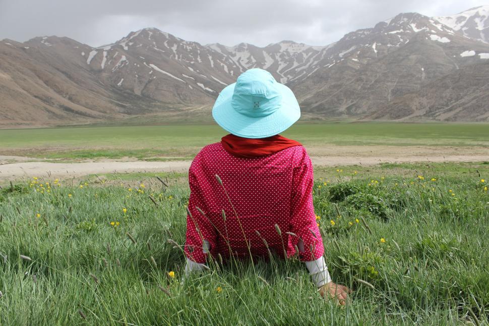 Free Image of Back side view of woman in grass  