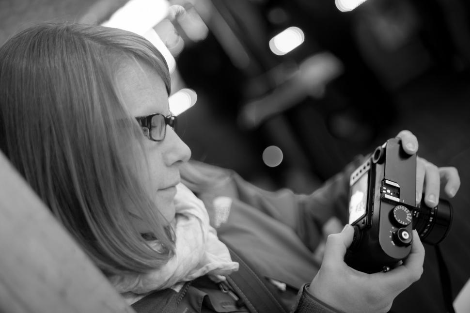Free Image of Girl with camera - monochrome  