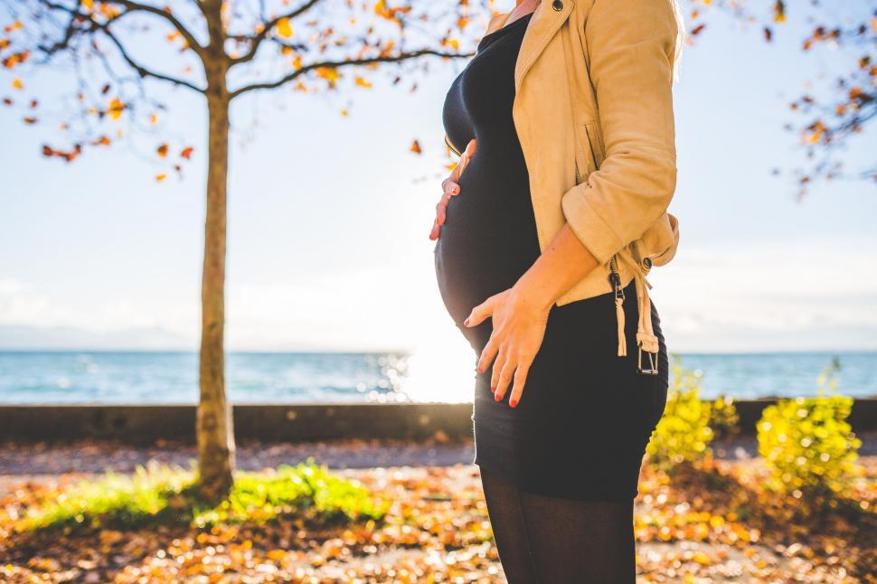 Free Image of Pregnant belly and sun glare 