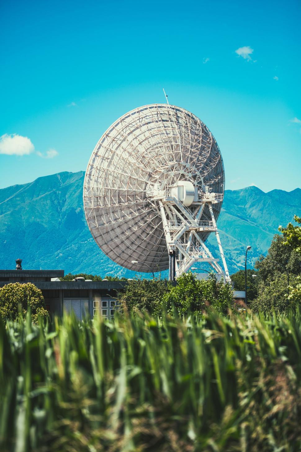 Free Image of Satellite tower 