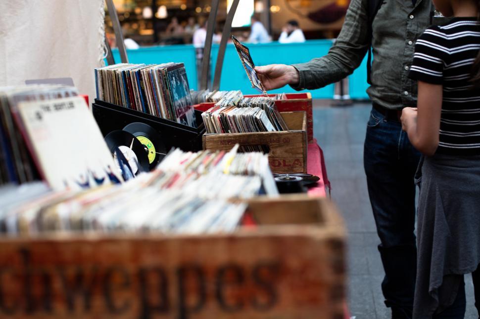 Free Image of Vinyl record shop 