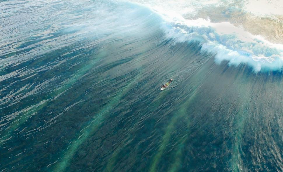 Free Image of Ocean waves and surfer  