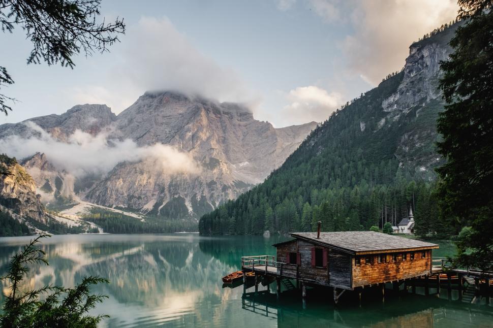 Free Image of Cabin on Lake  