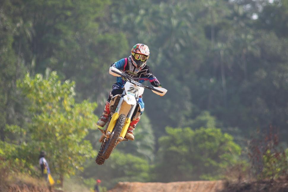 Free Image of Mountain bike racing 