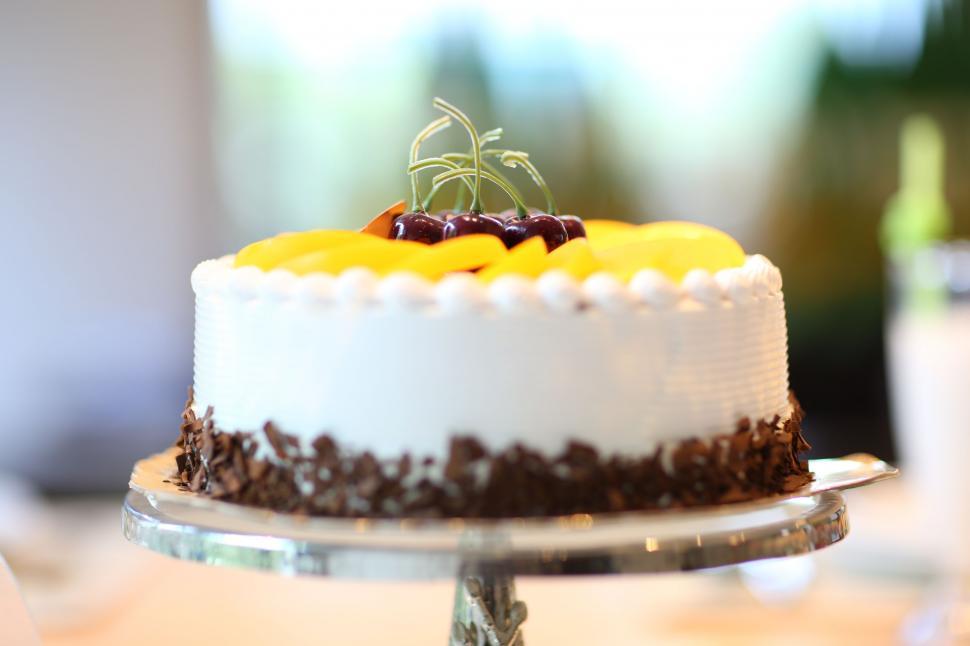 Free Image of Birthday cake on stand 