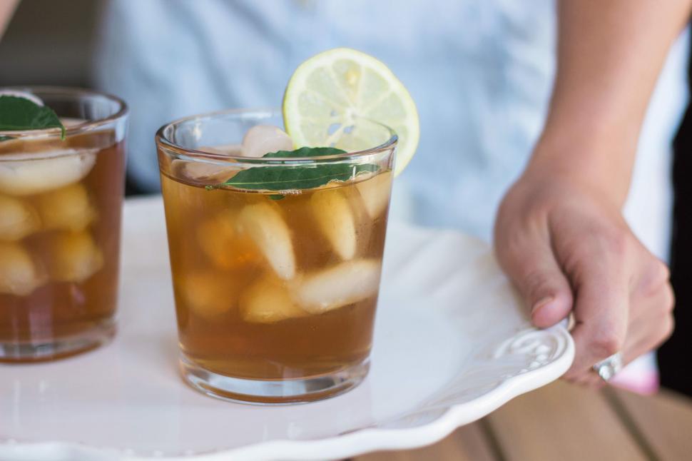 Free Image of Iced Tea with Lemon Slice 