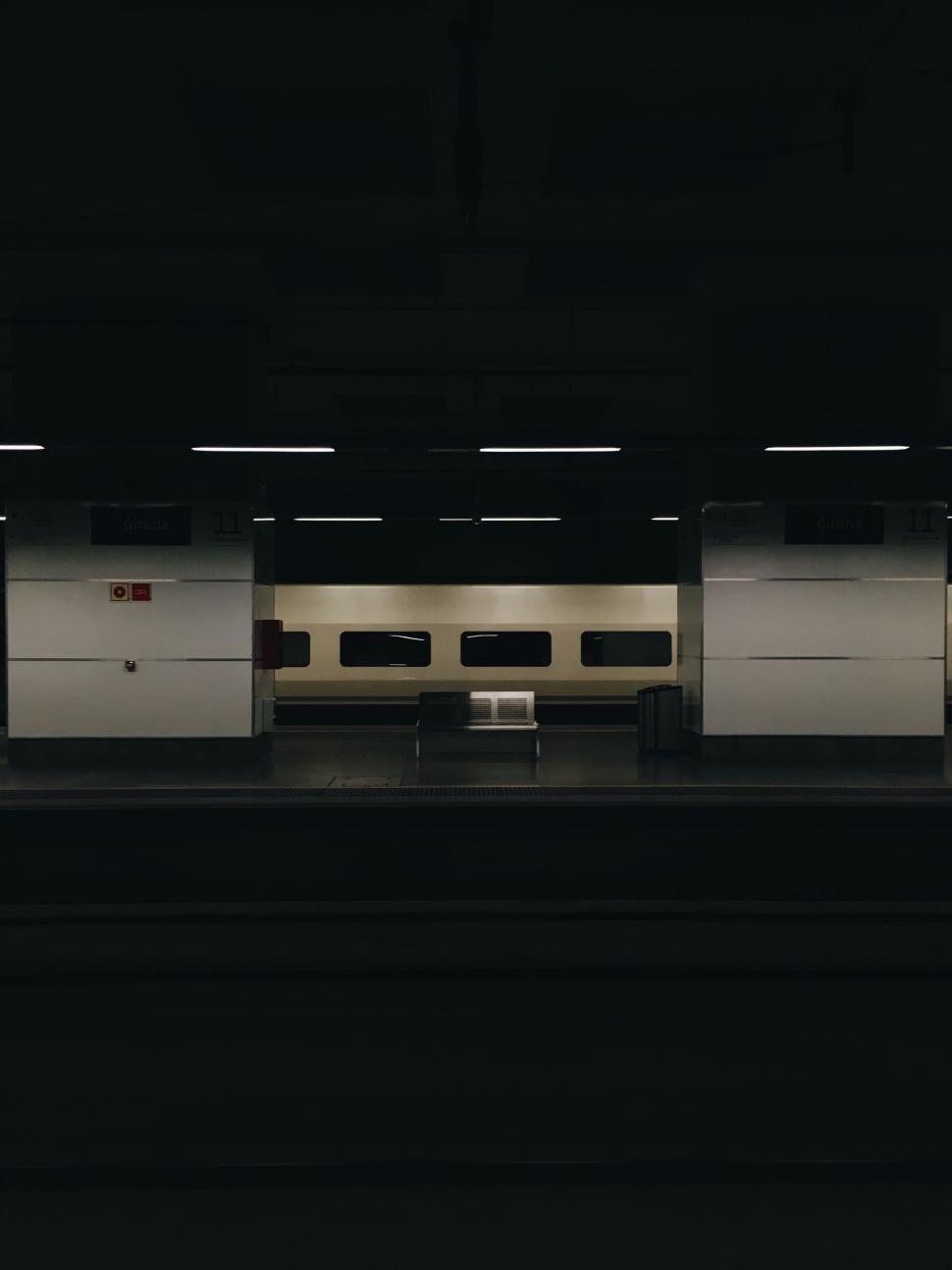 Free Image of Empty Bench  