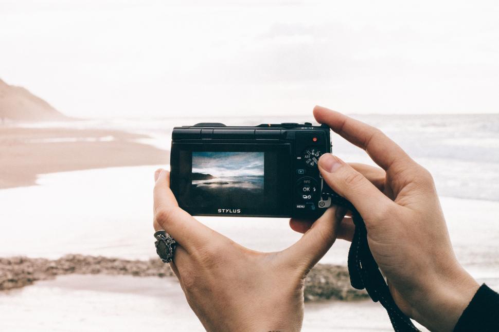 Free Image of Taking picture of beach  