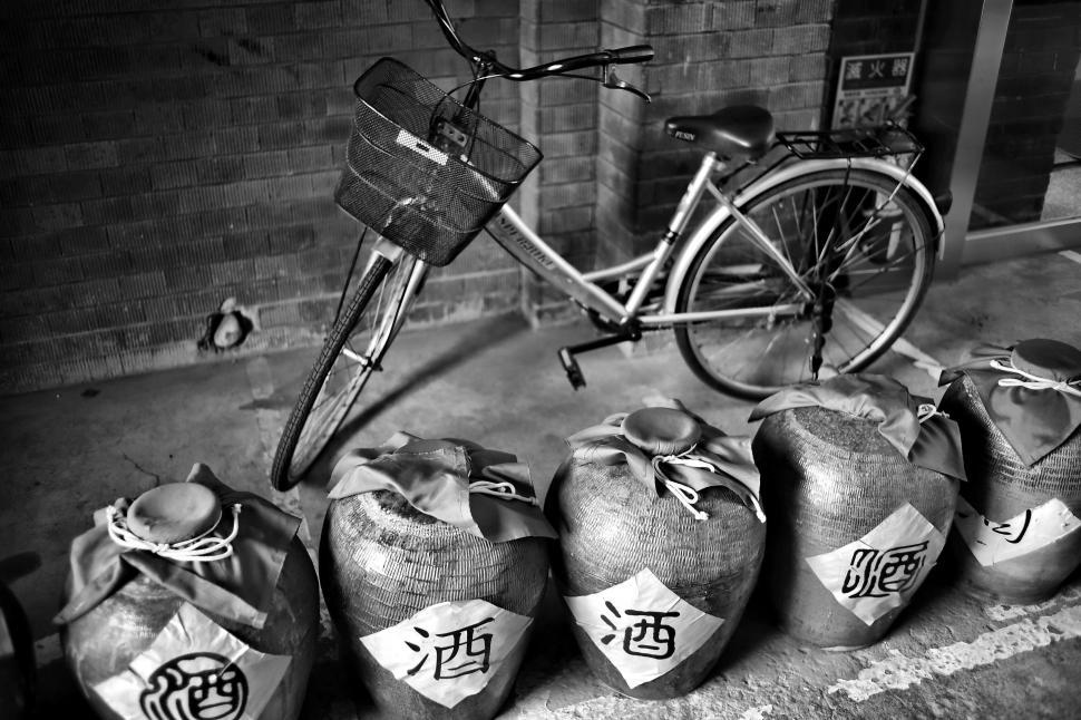 Free Image of Japanese Jars  