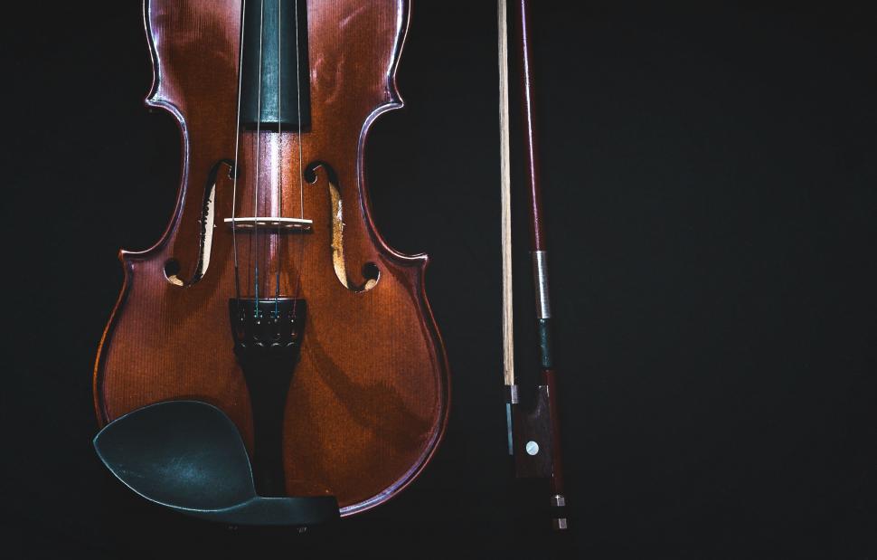 Free Image of Violin with bow 