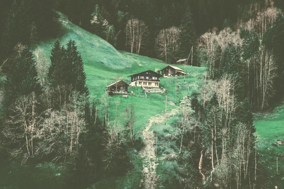 Free Image of Cabins on mountain 
