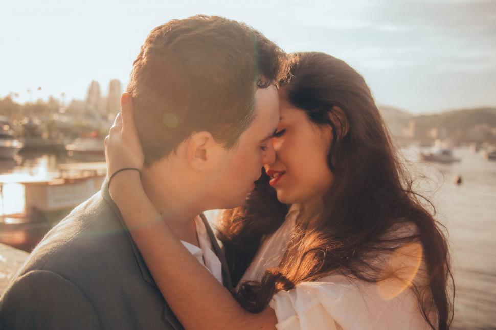 Free Image of Kissing Couple  