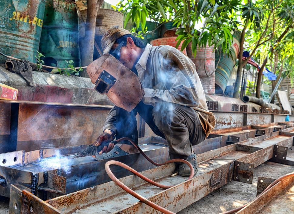 Free Image of Welder at work  