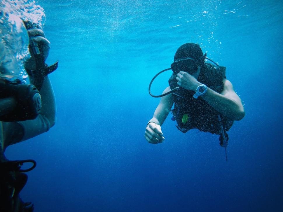 Free Image of Scuba Divers  