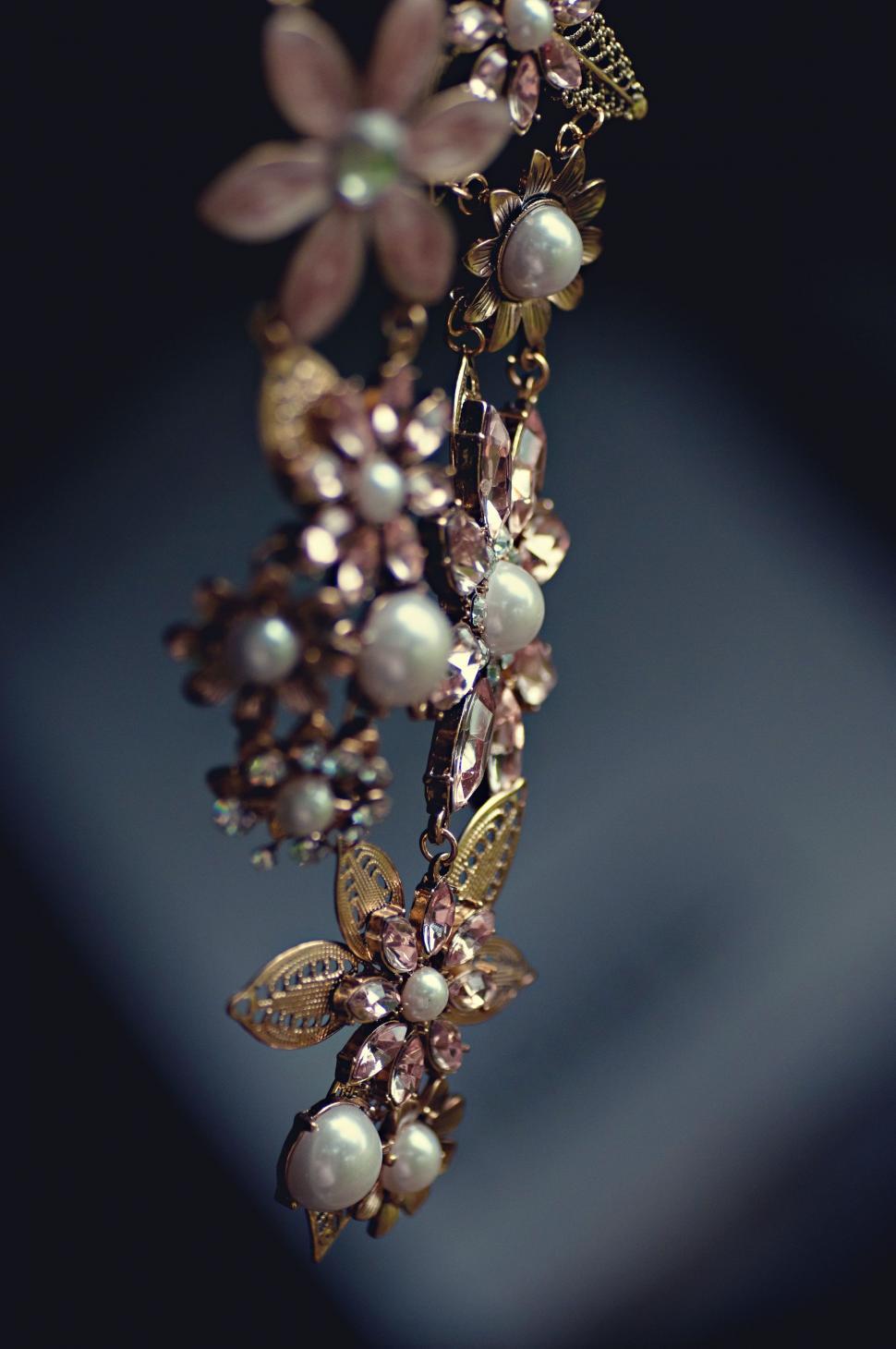 Free Image of Necklace with pink and white pearls  
