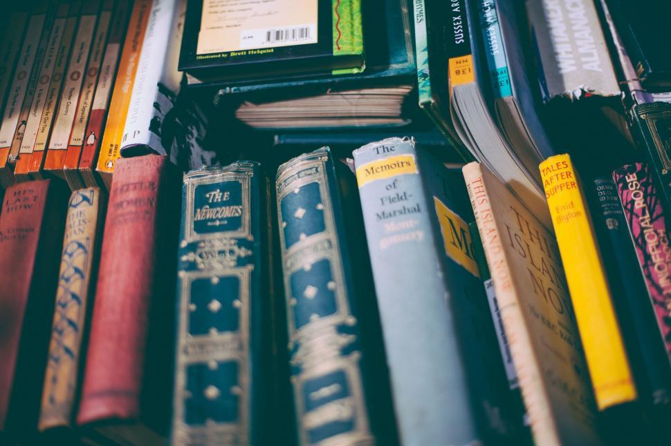 Free Image of Books in row  