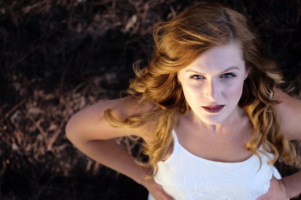 Free Image of Blonde Woman with red lipstick   