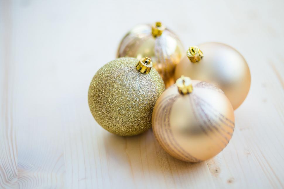 Free Image of Christmas ornaments 