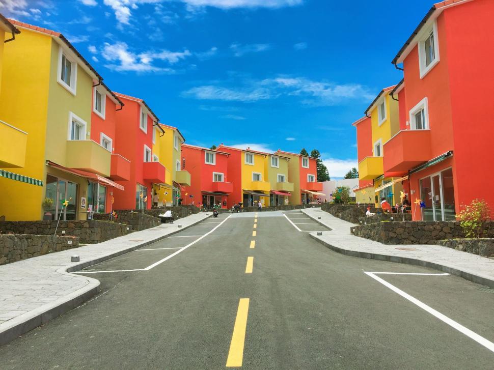 Free Image of Colorful Houses and blue sky  