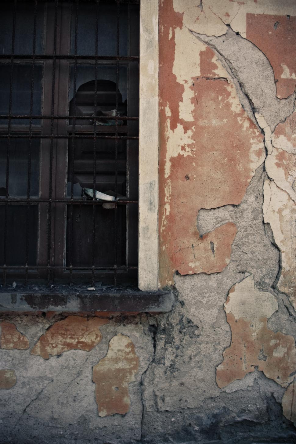 Free Image of Crumbling Wall 