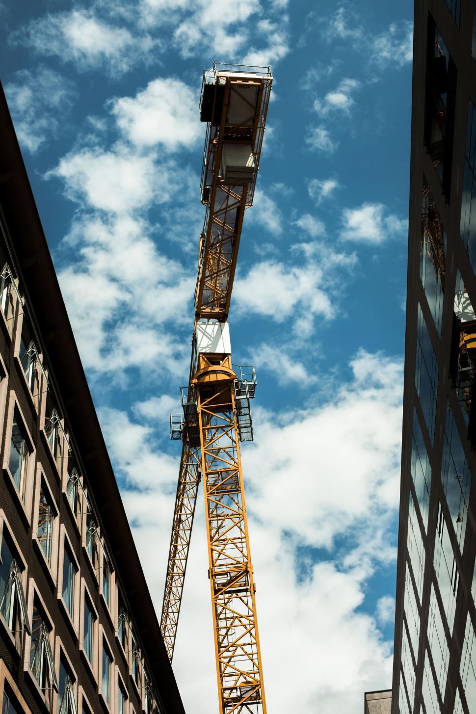 Free Image of Crane and Sky  