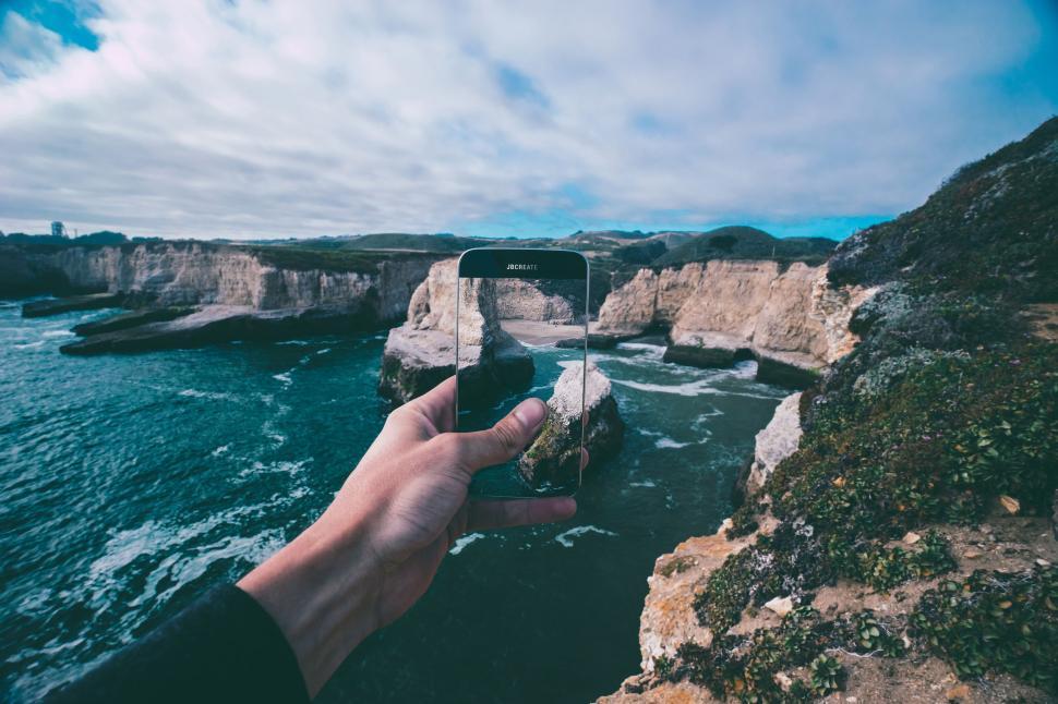 Free Image of Smartphone and Ocean  