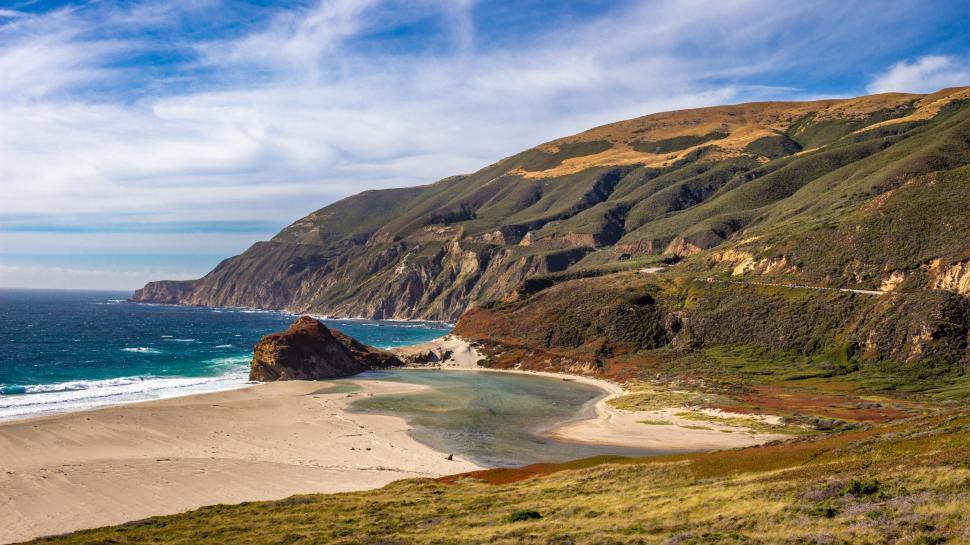 Free Image of Seashore with mountain 