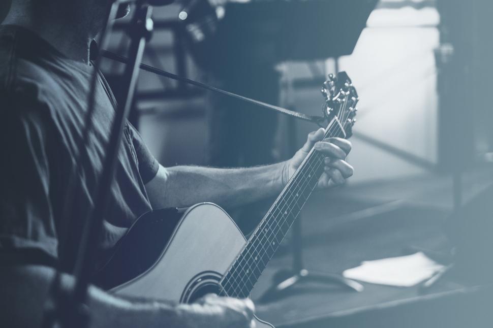 Free Image of Musician with guitar 