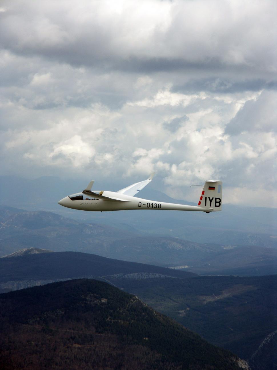 Free Image of Airplane in the sky  