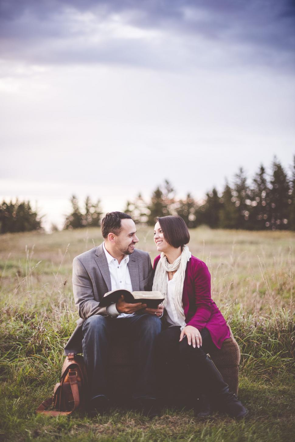 Free Image of Romantic Couple in the park 