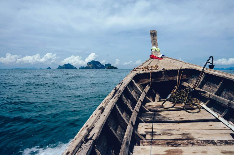 Free Image of Boat and Ocean  