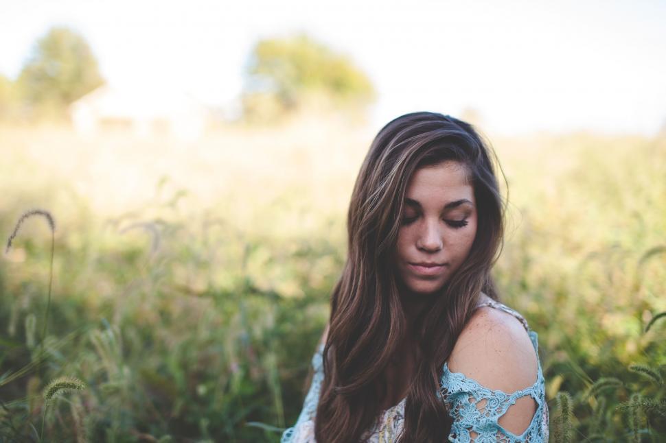 Free Image of Portrait of woman with long brunette hair in wheat field  
