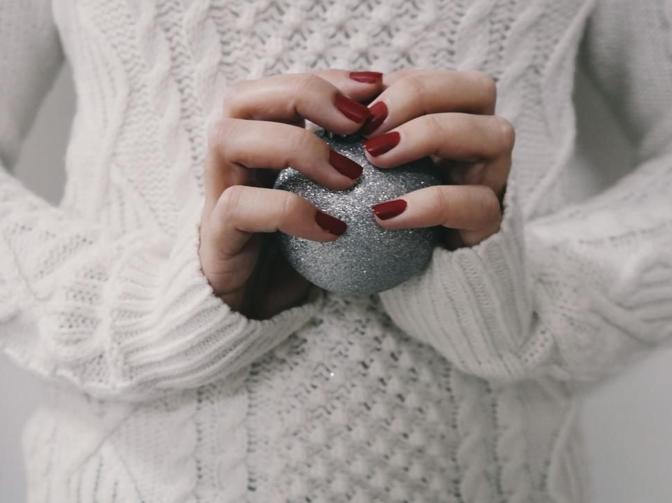Free Image of Christmas Ball in hand 