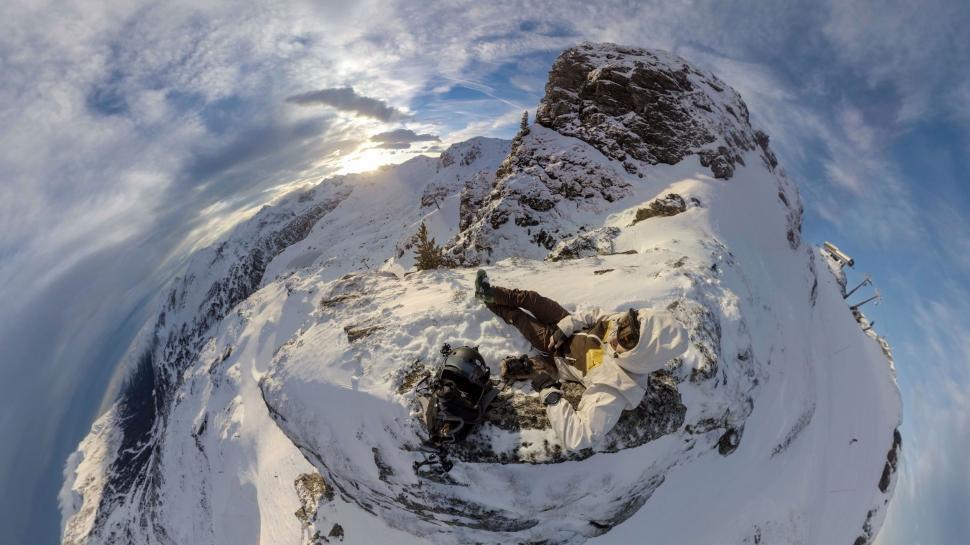 Free Image of Mountaineer on top of snow mountain 