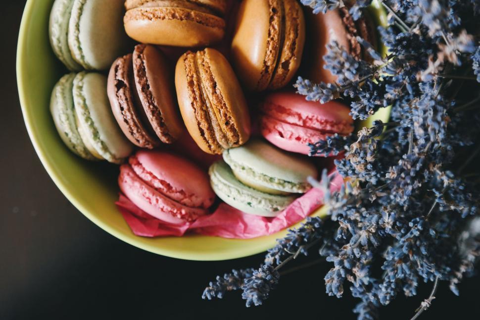 Free Image of Macarons in bowl  
