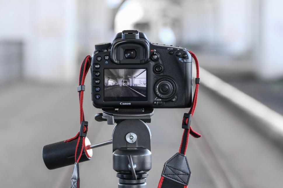 Free Image of Camera with tripod  