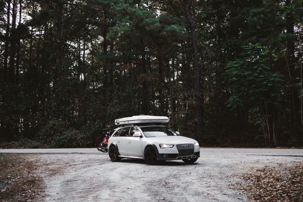 Free Image of White Car 