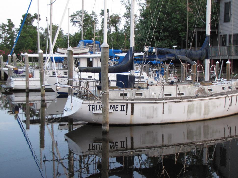 Free Image of Row of sailboats 