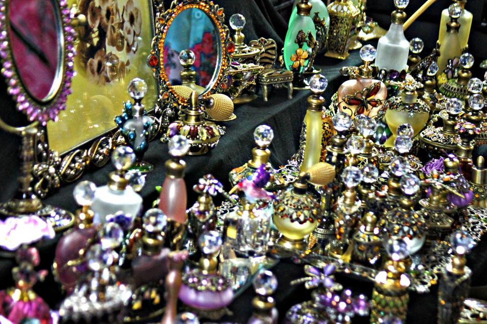 Free Image of Perfume bottles 