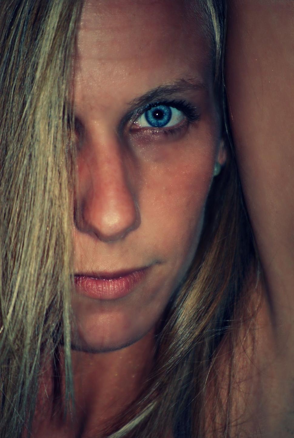 Free Image of Woman with blue eye  