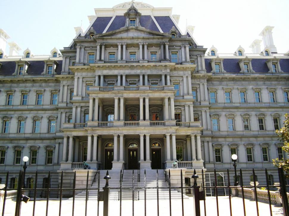 Free Image of Exterior View of Large House  