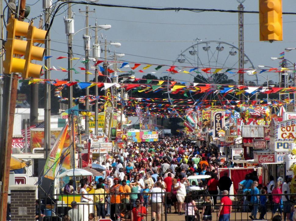 Free Image of People at amusement park 