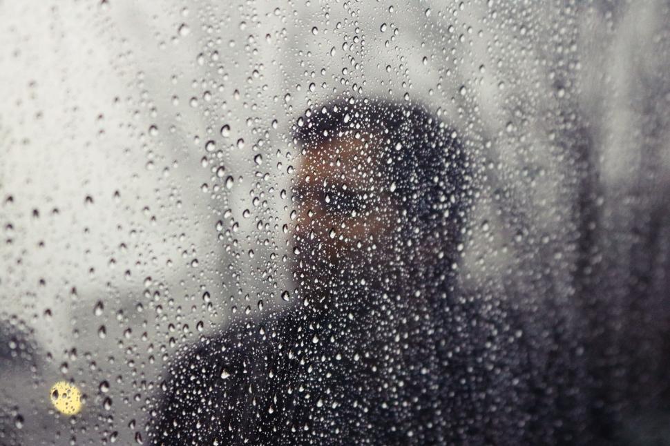 Free Image of Water droplets on glass 