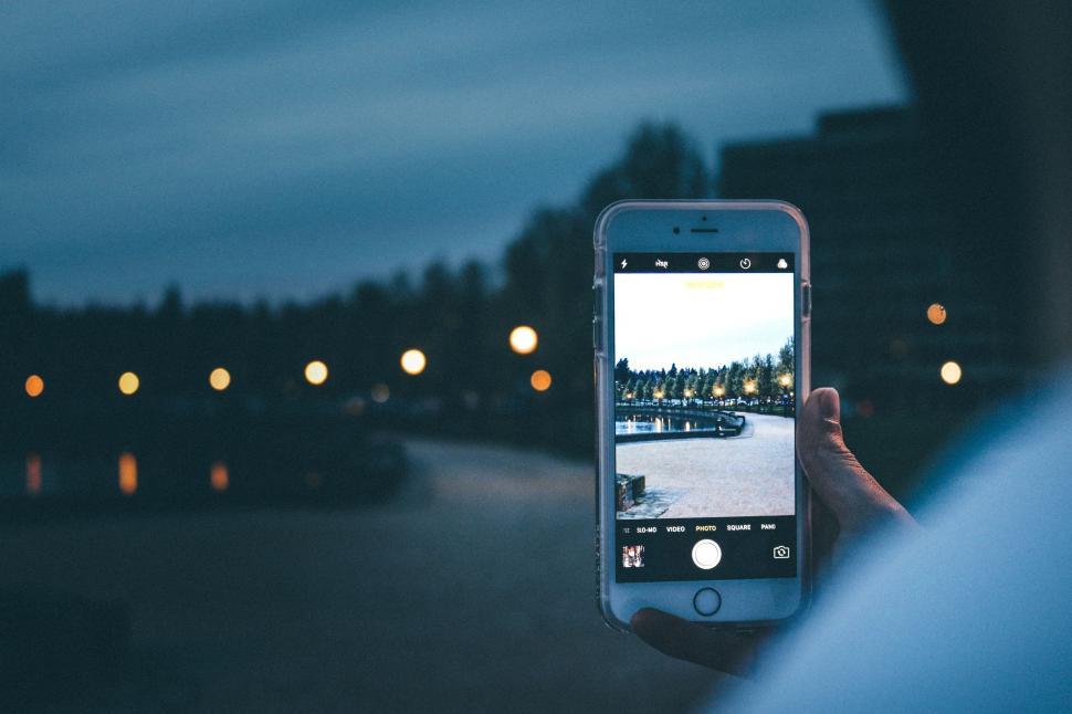 Free Image of Taking picture of pathway with Smartphone in the evening 