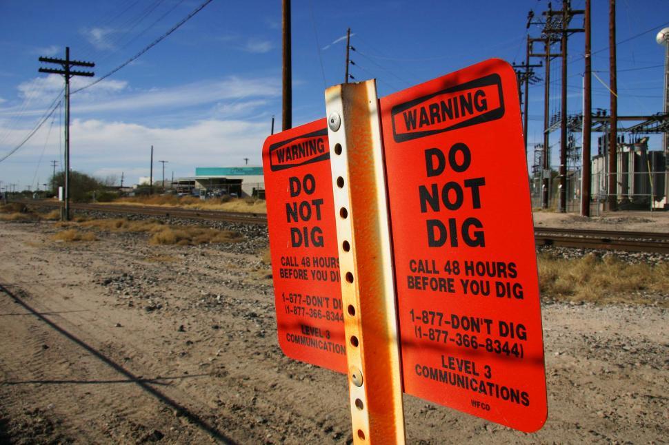 Free Image of Warning Sign - Do Not Dig 